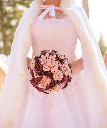 Сватбена рокля и букет от цветя