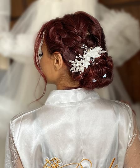 Сватбена прическа 1177 -  Нисък романтичен кок. Прически за сватба | Сватбени прически от IvyLu.bg